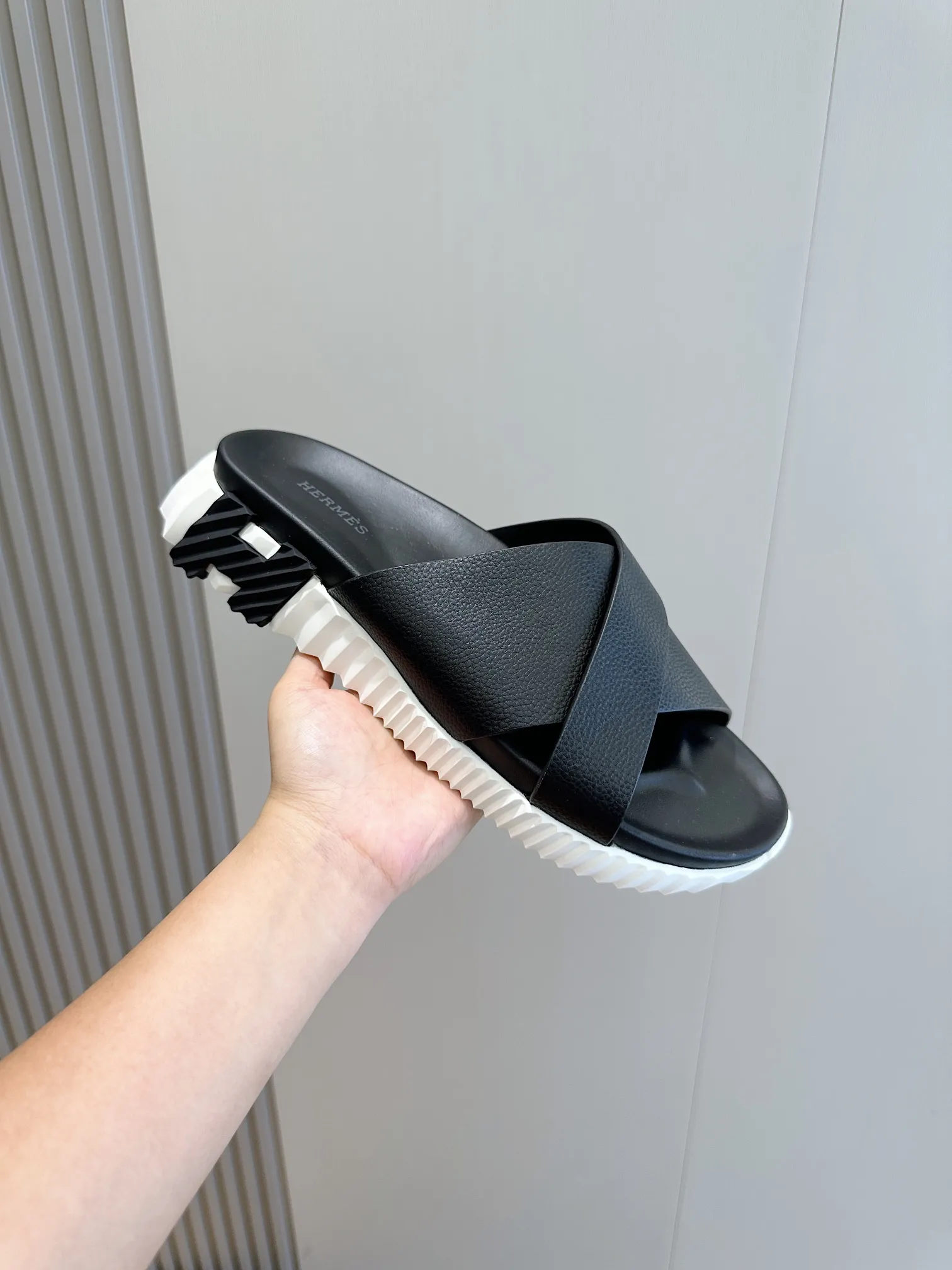 Factory price: 360💰Hermès [HERMÈS] Top Herme*H Home Hermès Men's Sandals and Slippers-Original Reproduction. Purchase the original version and make it one to one. The outsole is privately molded. The color of the outsole corresponding to each color is the same as the original version. Come to those who know the stuff 💪 The ultra-light soles are designed in contrasting colors, and they feel so comfortable on your feet! Calfskin, cowhide feet, private model outsole. Size: 39-44 (customized at 38.45)